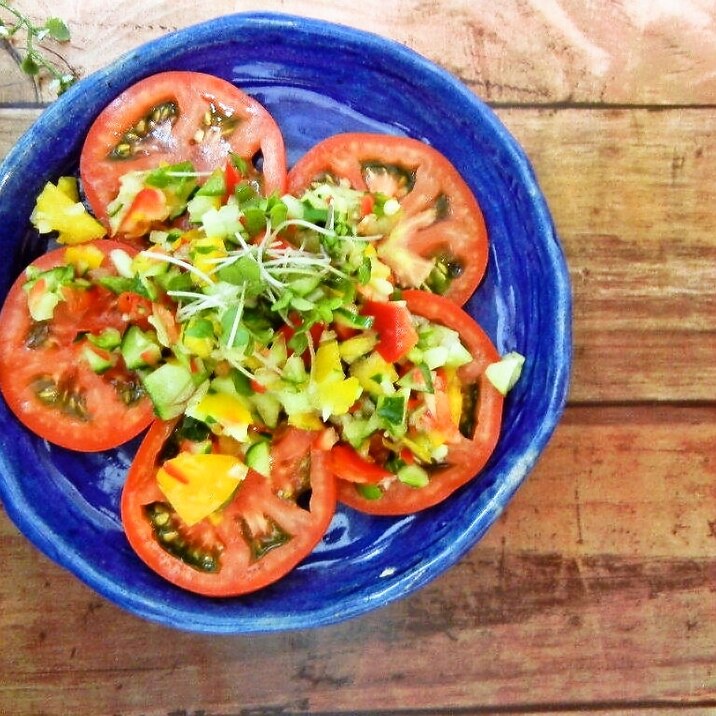 チョップド野菜ソースのトマトサラダ